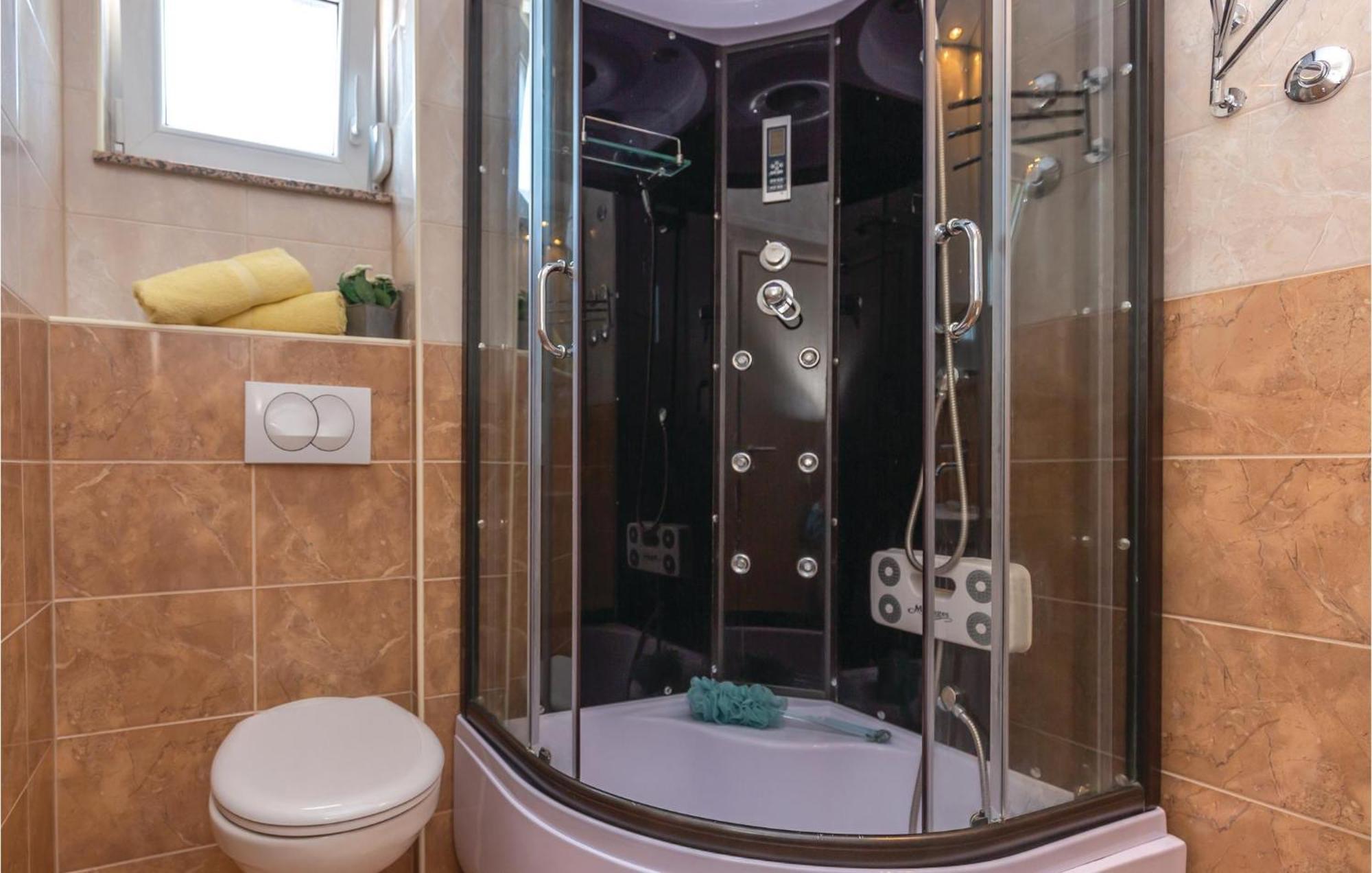 Nice Studio In Krvavica With Kitchen Bagian luar foto