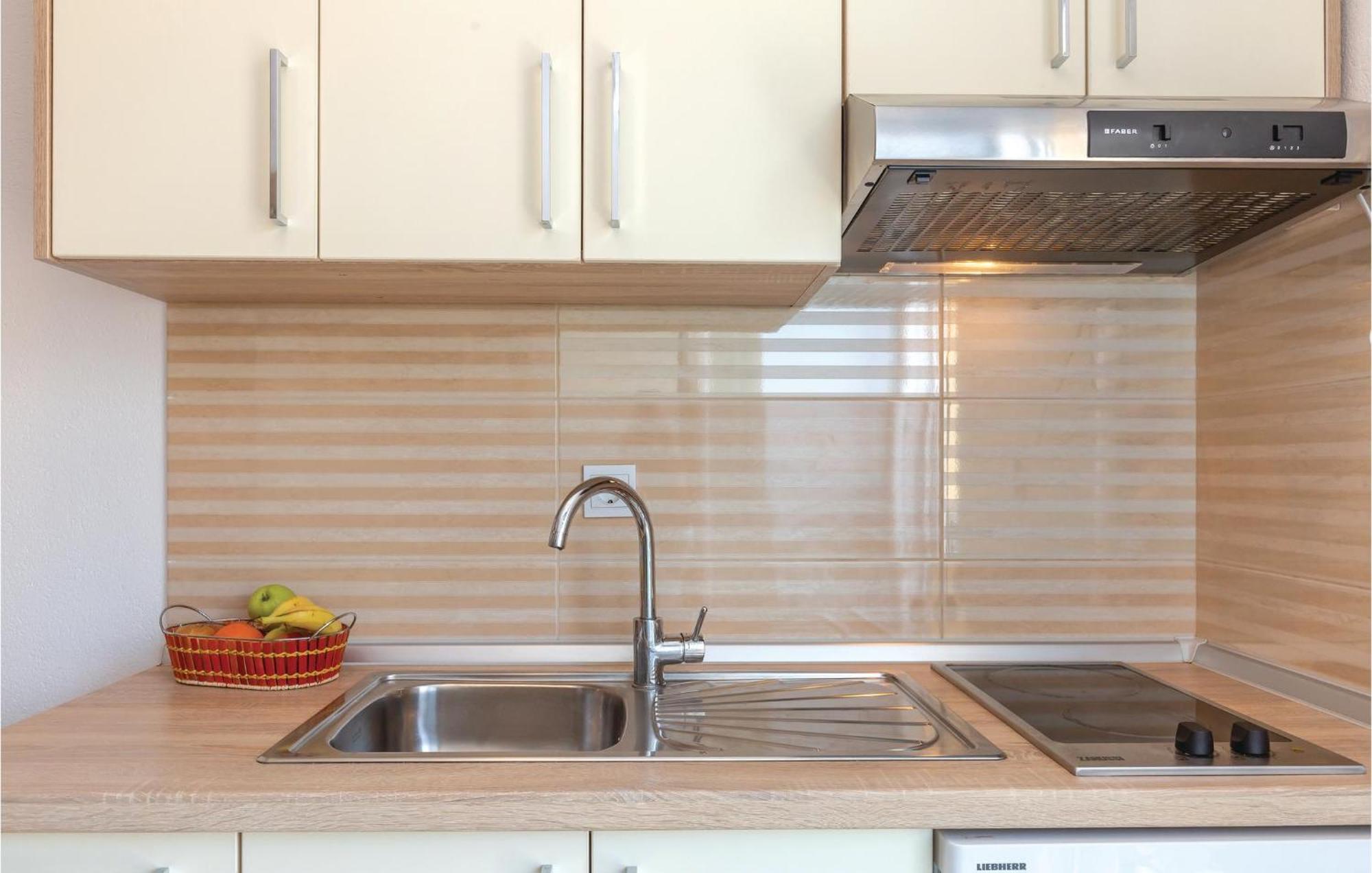 Nice Studio In Krvavica With Kitchen Bagian luar foto