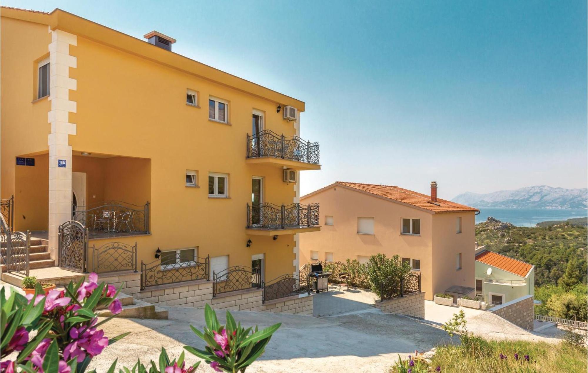 Nice Studio In Krvavica With Kitchen Bagian luar foto